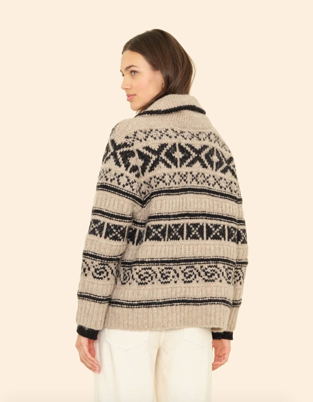 Person wearing Xirena womens Vail Cardigan in Oatmeal