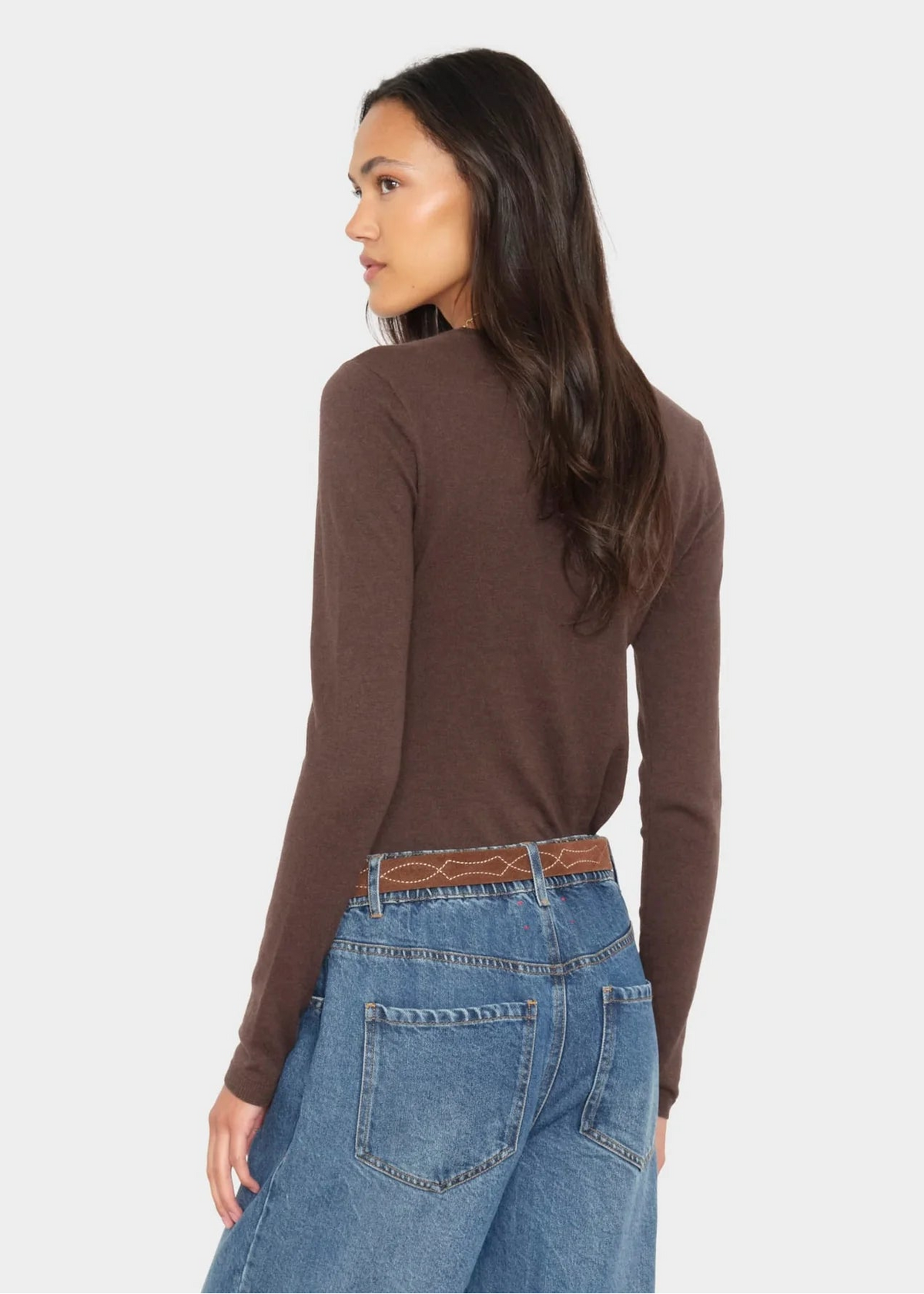 person wearing Xirena womens cotton cashmere Crewe Sweater in Brazil nut brown