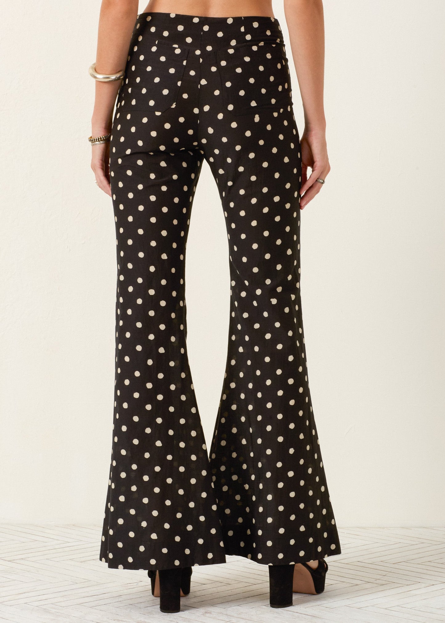 person wearing alix of bohemia Farah Blanc Speckle Pant