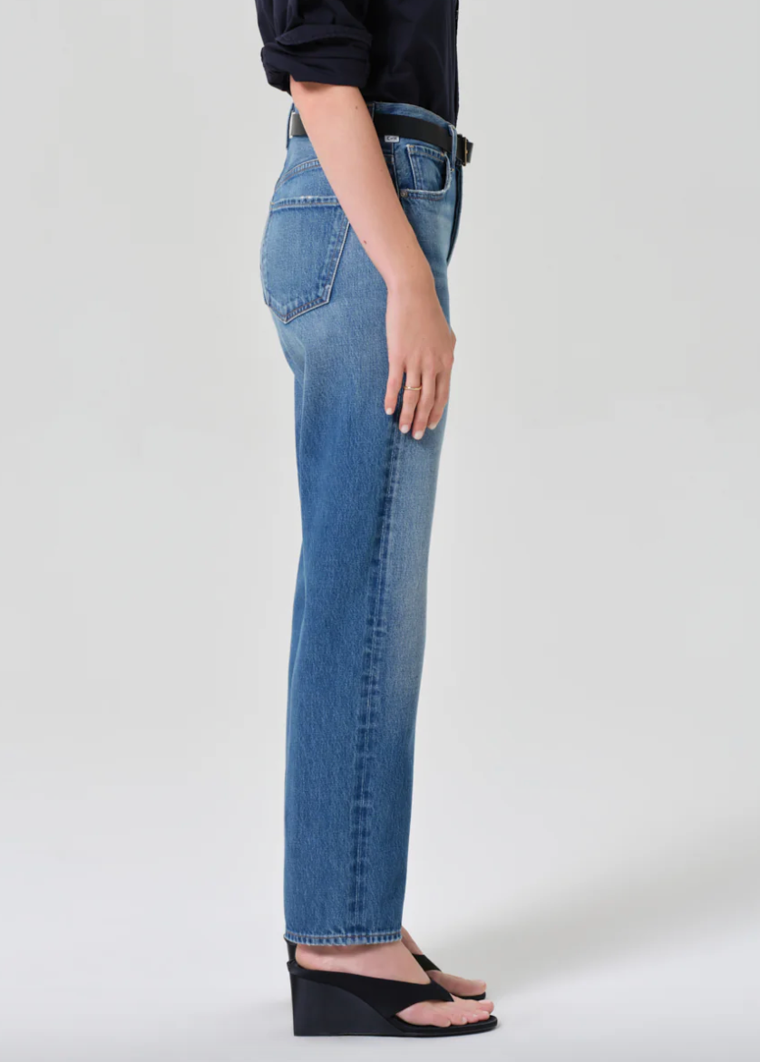 person wearing citizens of humanity denim Blaine Vintage Straight In Jonie