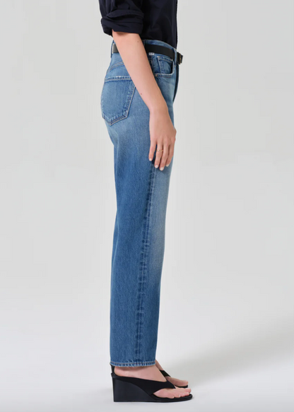 person wearing citizens of humanity denim Blaine Vintage Straight In Jonie