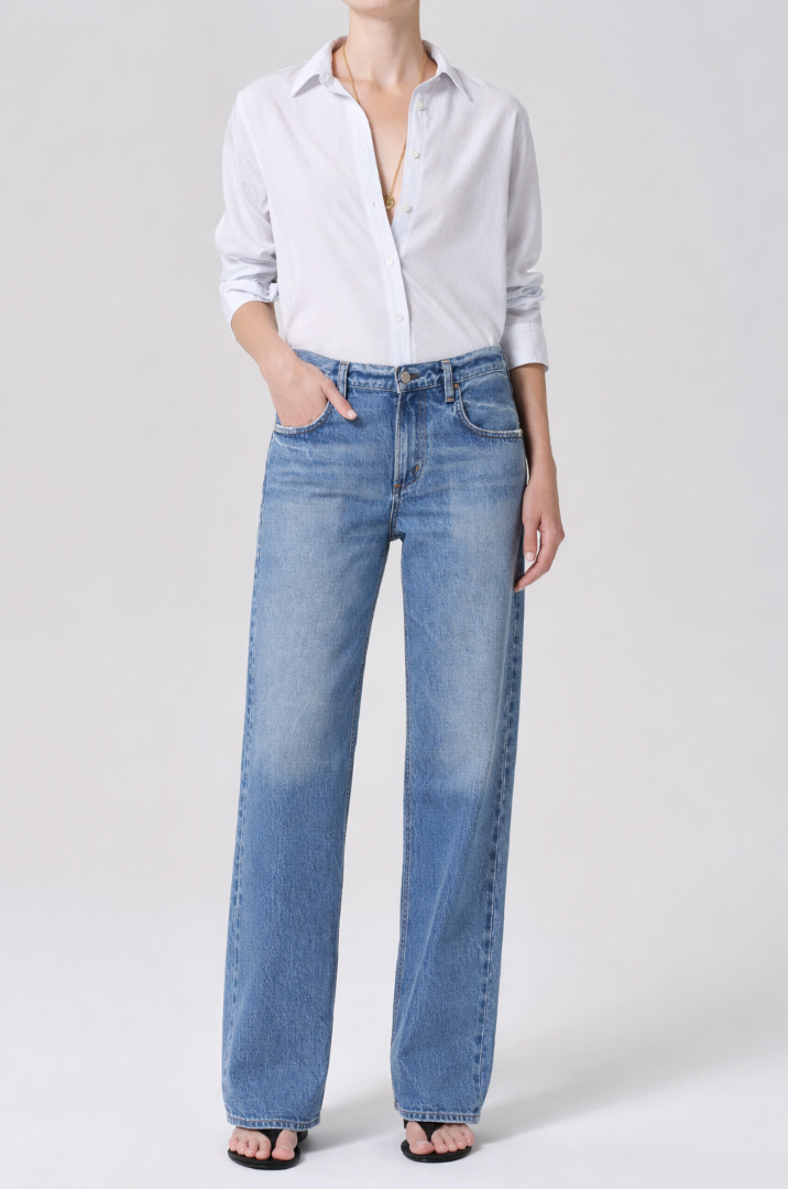 person wearing citizens of humanity womens Lindz Easy Straight Leg Denim in Hikari