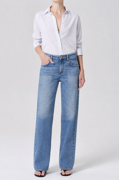 person wearing citizens of humanity womens Lindz Easy Straight Leg Denim in Hikari