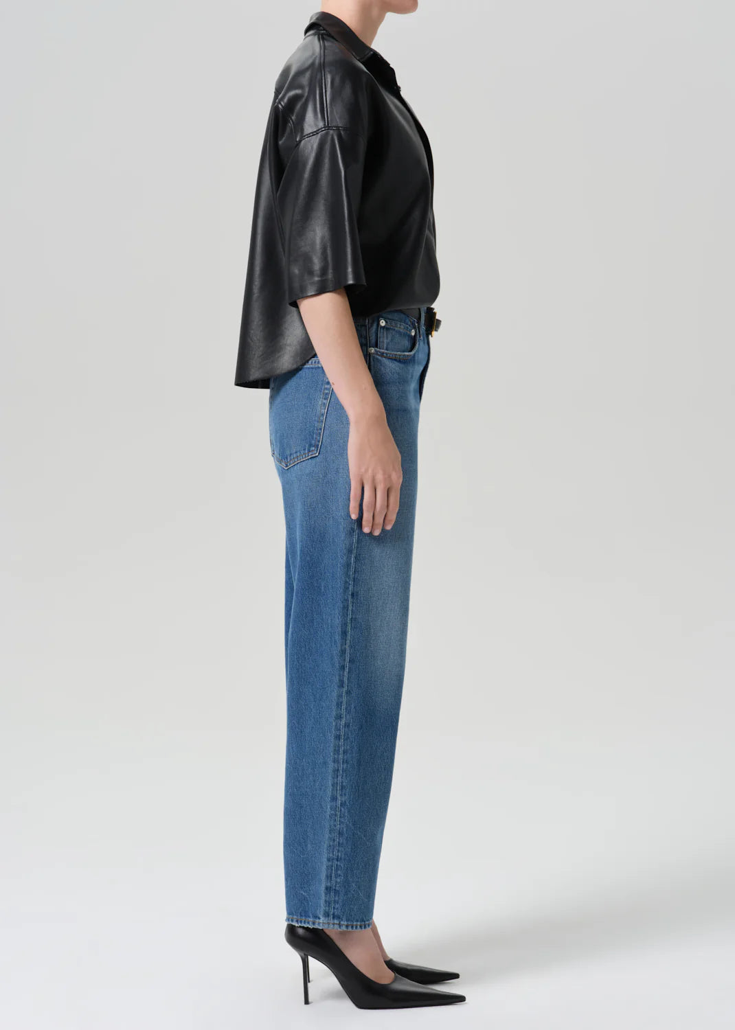 person wearing citizens of humanity womens Taper Jeans In Pastis wash indigo