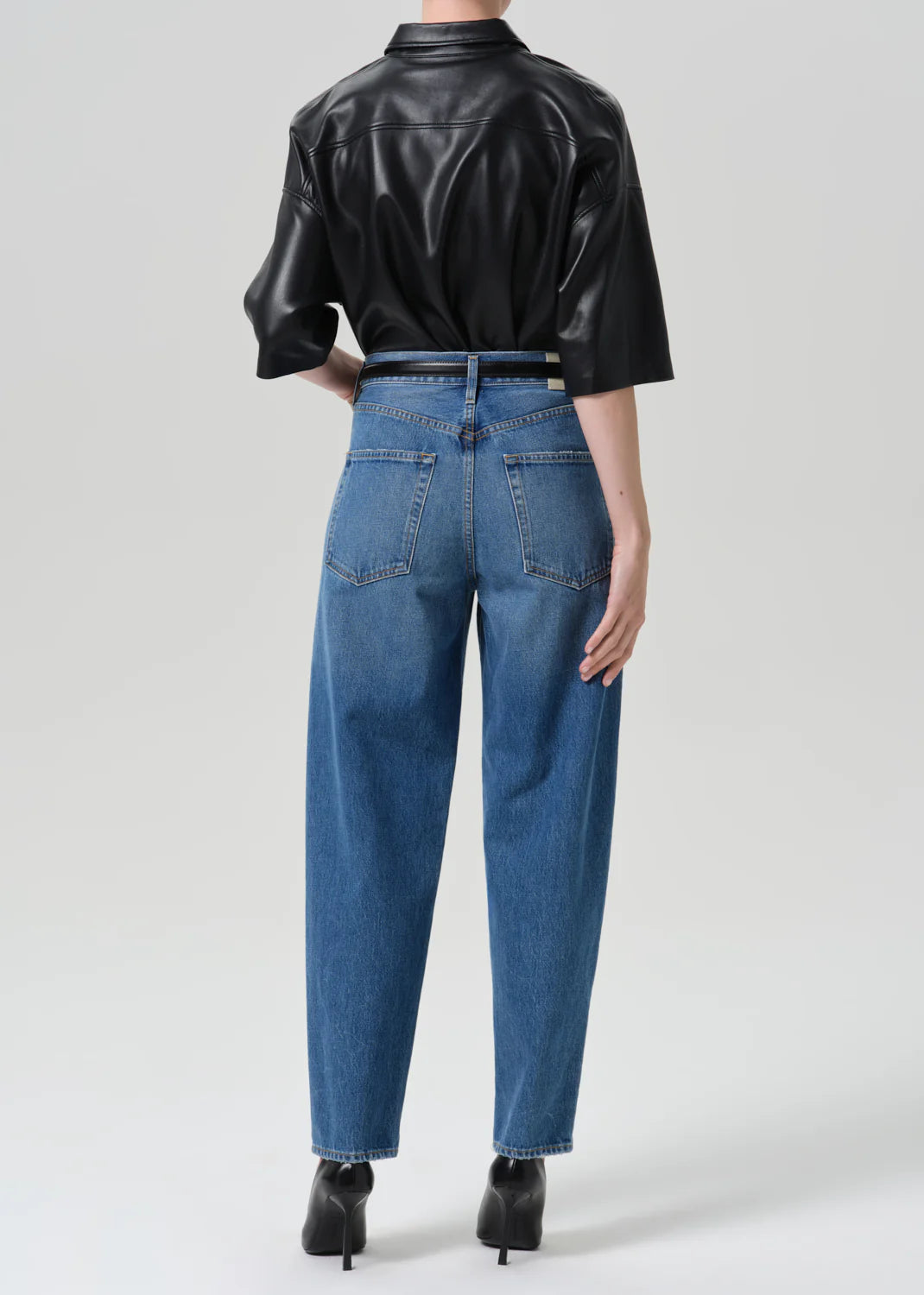 person wearing citizens of humanity womens Taper Jeans In Pastis wash indigo