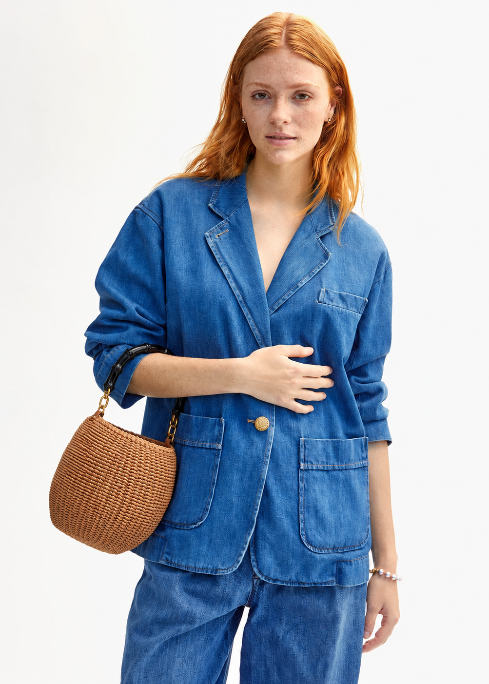 person carrying clare v womens Pot de Miel with Bamboo Handle in Dulce de Leche