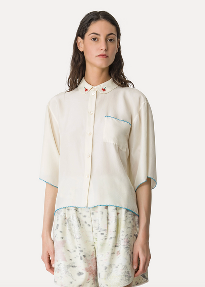 person wearing forte forte 14932 Habotai Silk Half-Sleeve Shirt