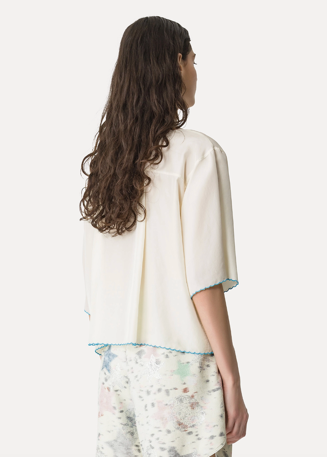 person wearing forte forte 14932 Habotai Silk Half-Sleeve Shirt