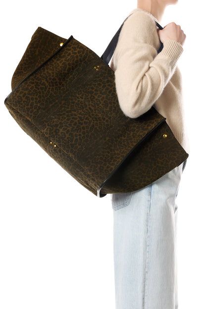person wearing jerome dreyfuss womens handbag Léon L Split Suede Tote in Imprime Leopard Kaki