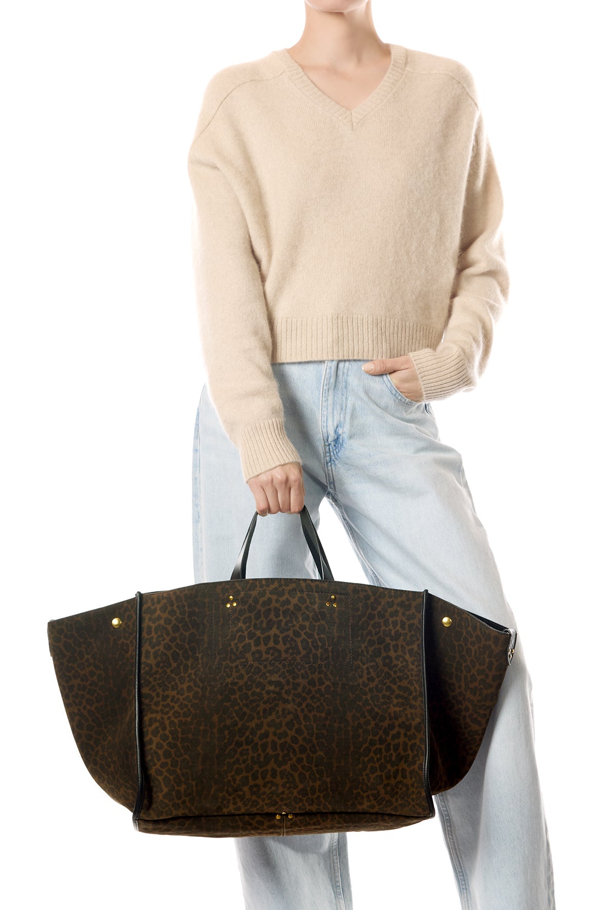 person holding jerome dreyfuss womens handbag Léon L Split Suede Tote in Imprime Leopard Kaki