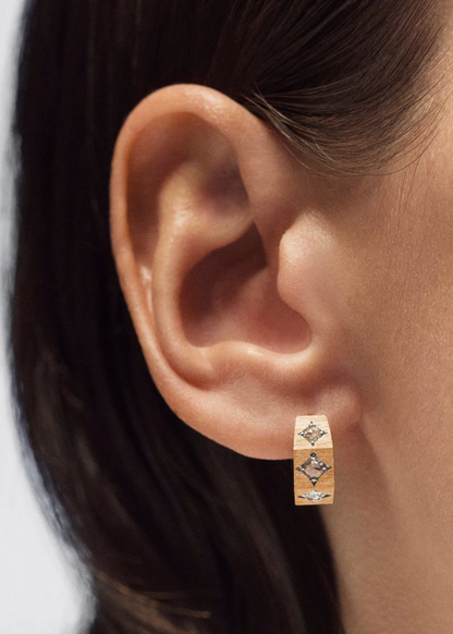person wearing marie lichtenberg fine jewelry 18k yellow gold Ecrou Coco Diamond Earring Medium hoop