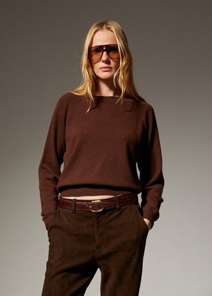 person wearing srpwmn womens Cashmere Raglan Sweater in Americano brown