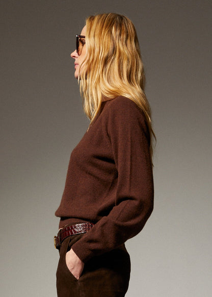 person wearing srpwmn womens Cashmere Raglan Sweater in Americano brown