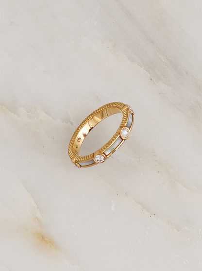 viltier fine jewelry 18k yellow gold Rayon Ring with Mother of Pearl and Diamonds