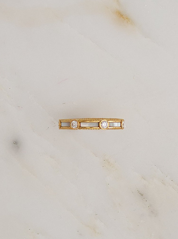 viltier fine jewelry 18k yellow gold Rayon Ring with Mother of Pearl and Diamonds