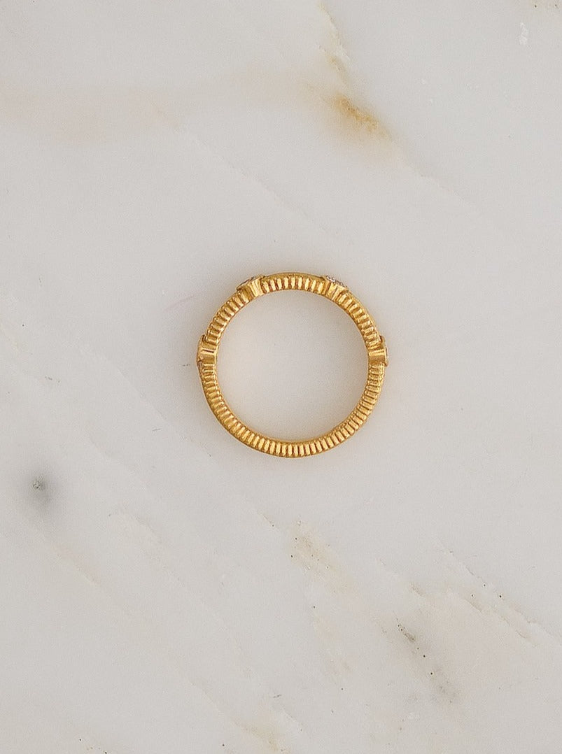 viltier fine jewelry 18k yellow gold Rayon Ring with Mother of Pearl and Diamonds