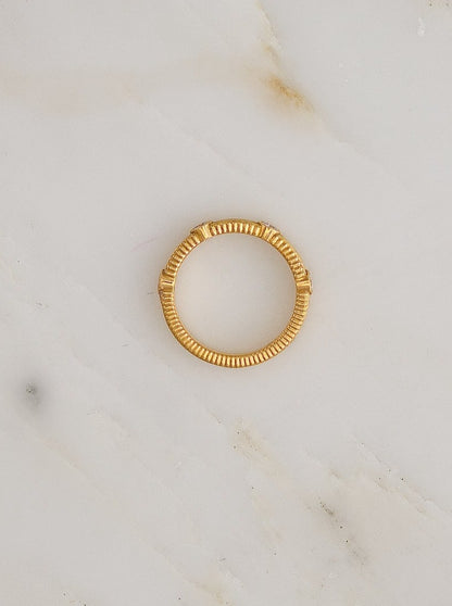 viltier fine jewelry 18k yellow gold Rayon Ring with Mother of Pearl and Diamonds