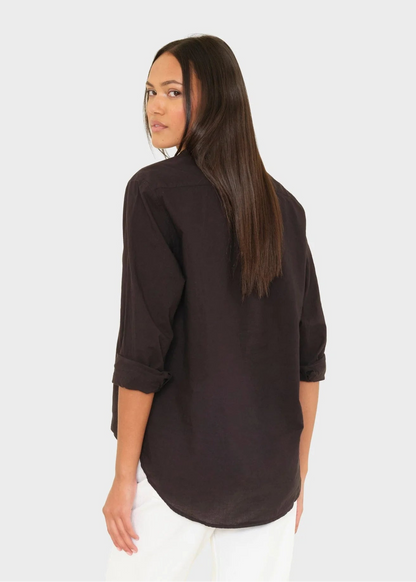 person wearing xirena womens Beau cotton poplin Shirt in Black