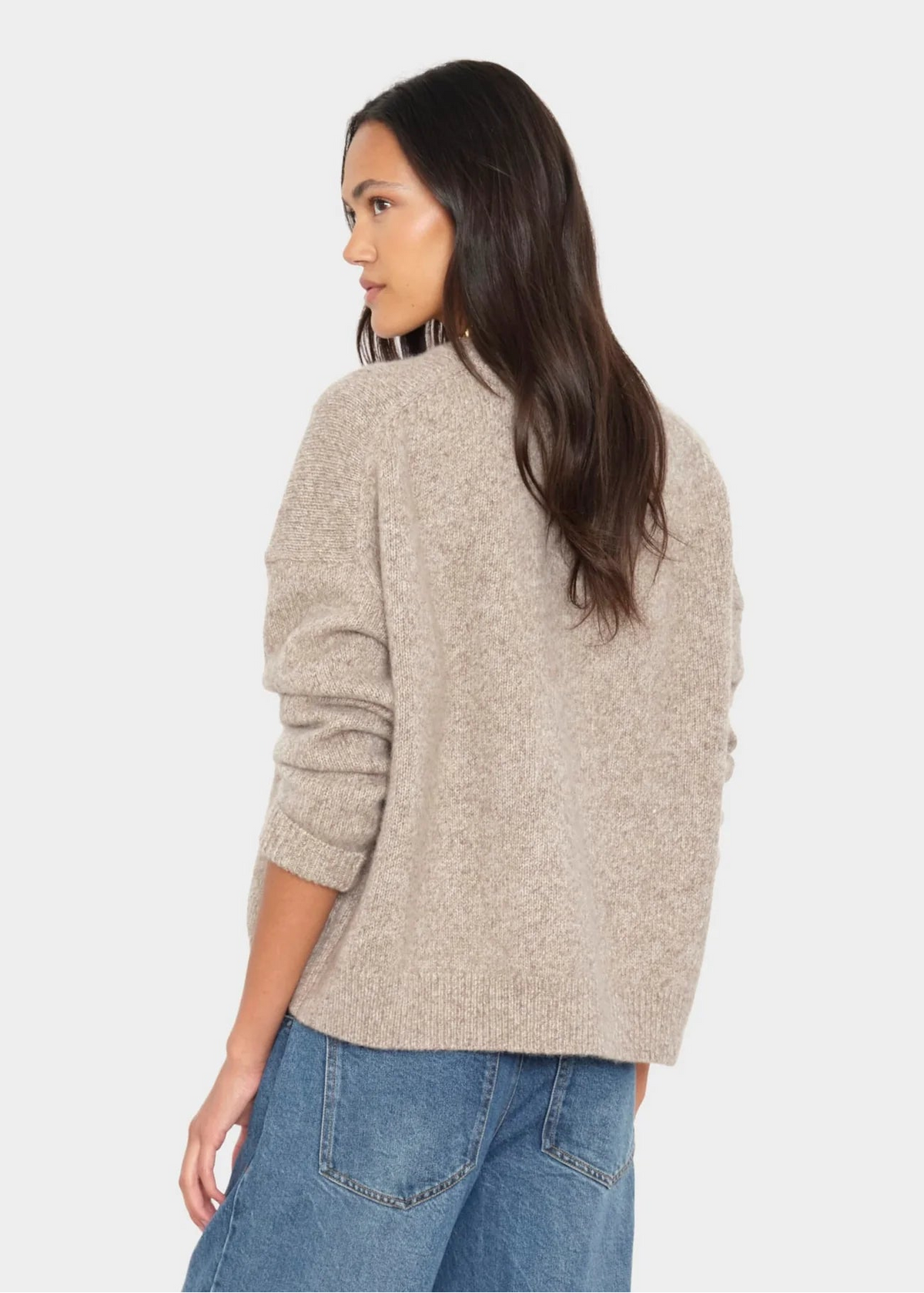 person wearing xirena womens cashmere Lela Sweater in Ivory Oat