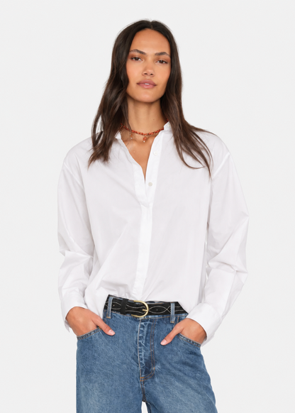 person wearing xirena womens cotton poplin Hayes Shirt in Pearl White