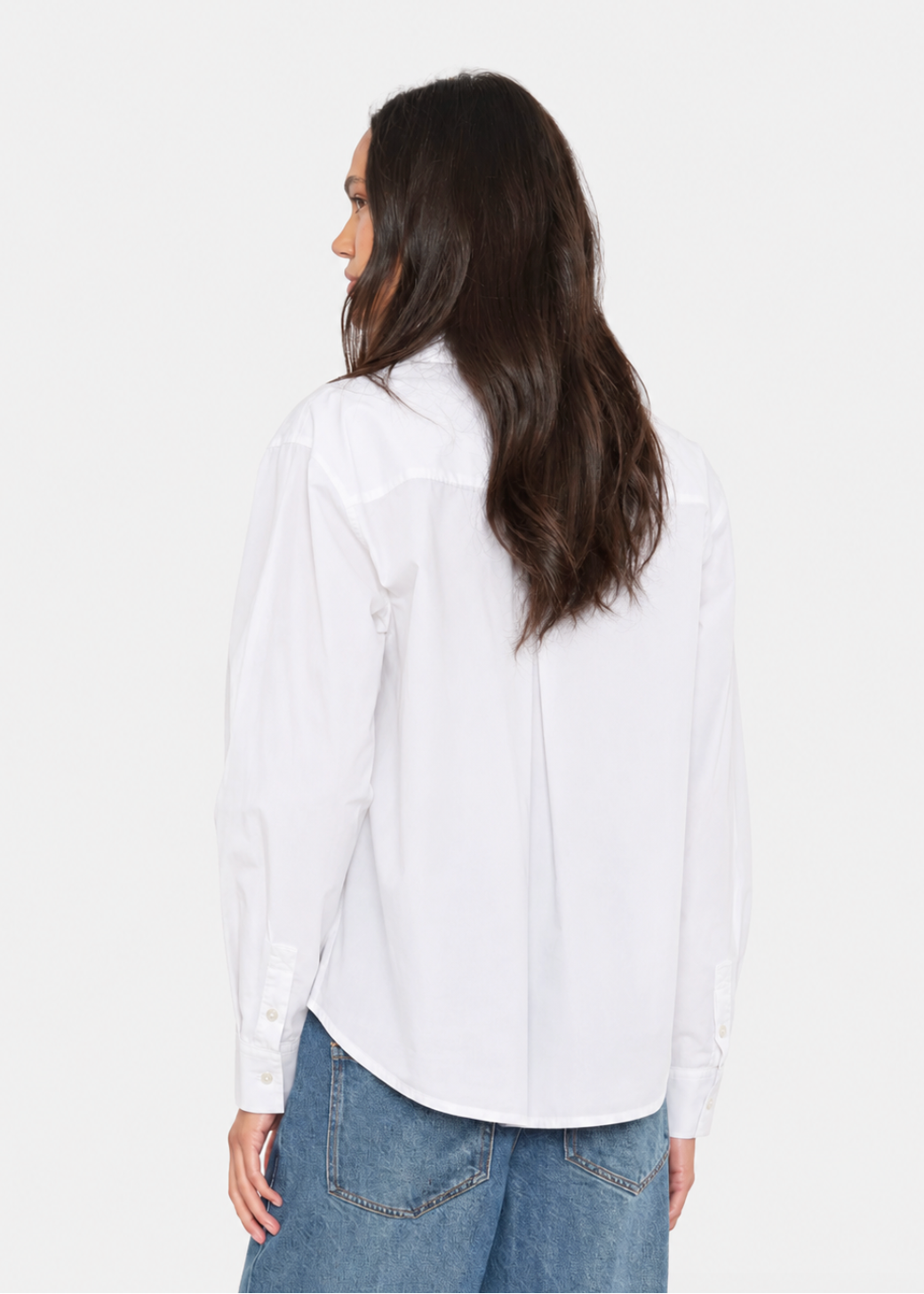 person wearing xirena womens cotton poplin Hayes Shirt in Pearl White