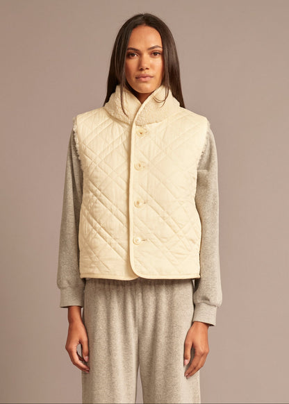 person wearing xirena womens reversible sherpa lined Kensi Vest in Cream