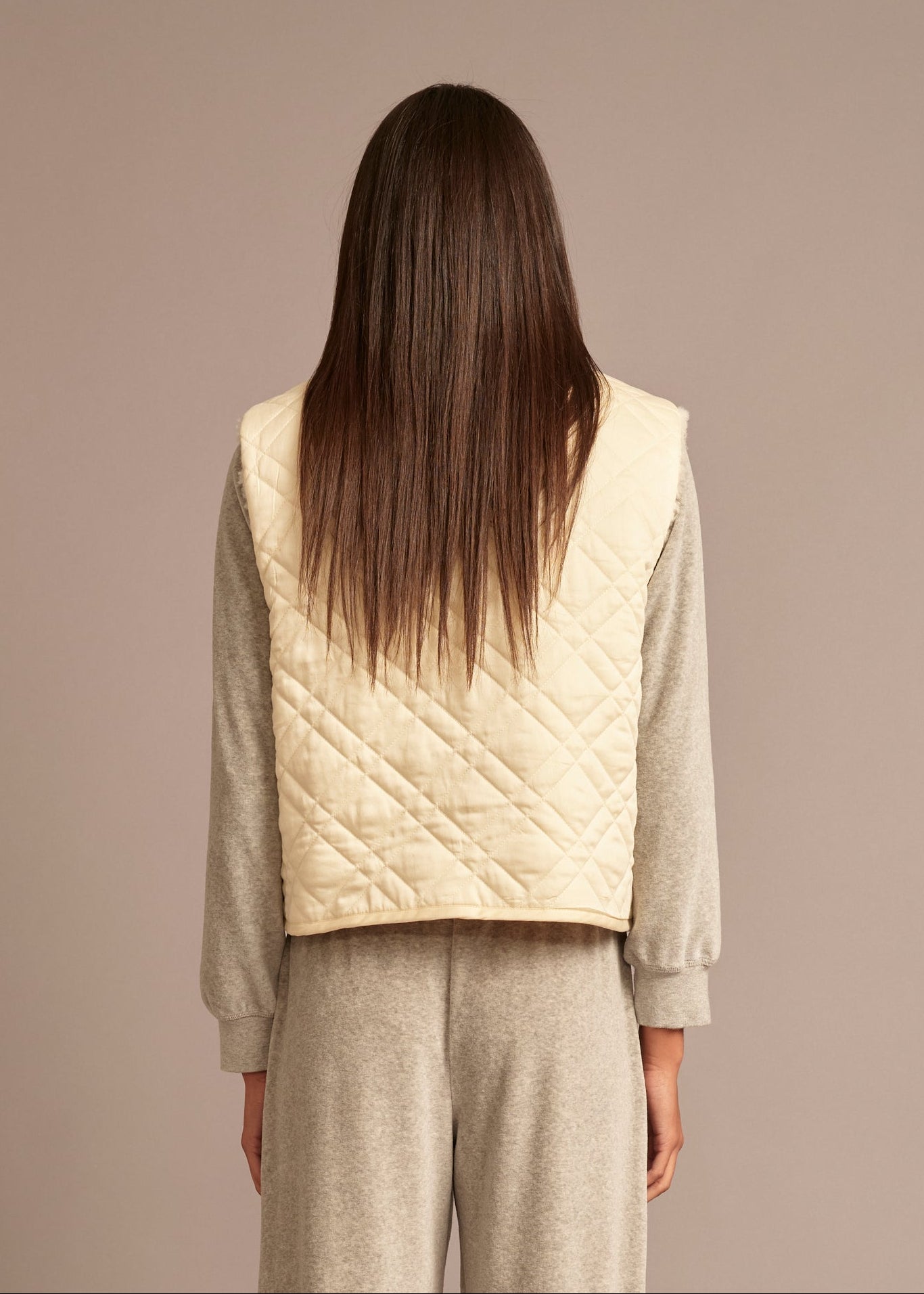 person wearing xirena womens reversible sherpa lined Kensi Vest in Cream
